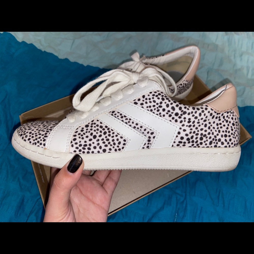 Neo Arrow Sneaker